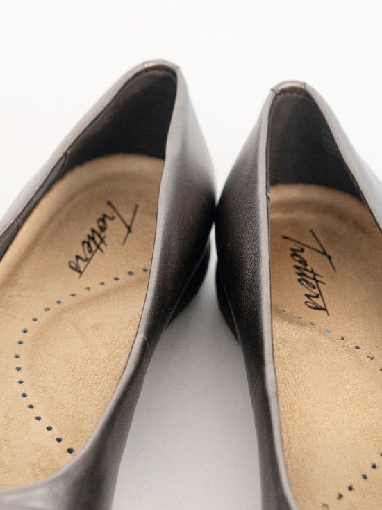 Trotters Daphne - Daphne Leather Slip-Ons - Picture 12 of 13